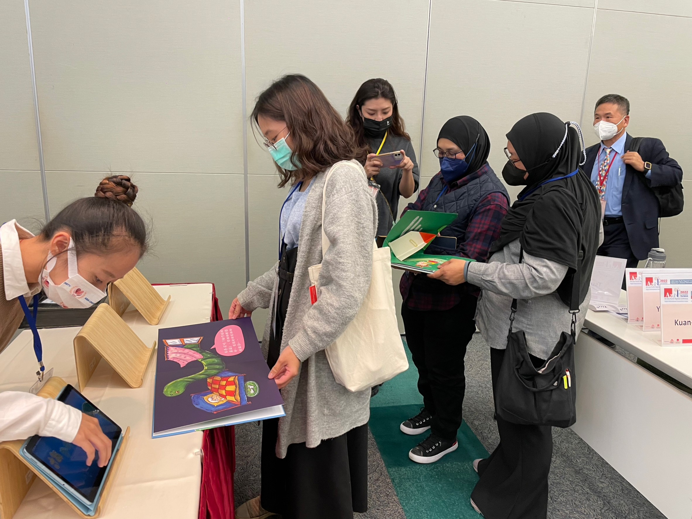 圖說：亞洲大學護理學院吳樺姍院長(右1)與台中優遊學學員共同於亞洲現代美術館合影。