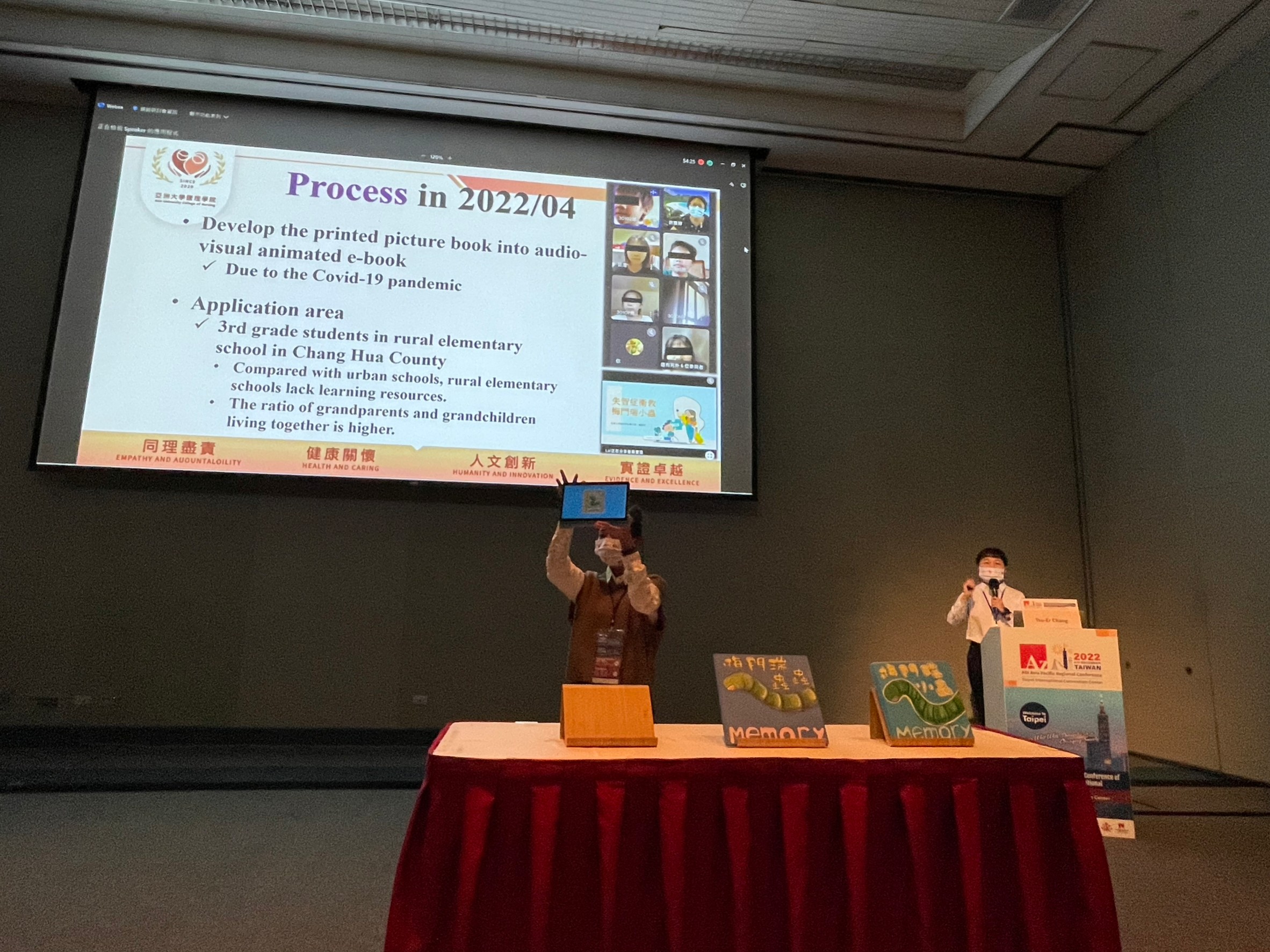 圖說：護理學系彭逸稘帶領學員於未來護理中心智慧病房實際操作高齡者傷口清瘡。