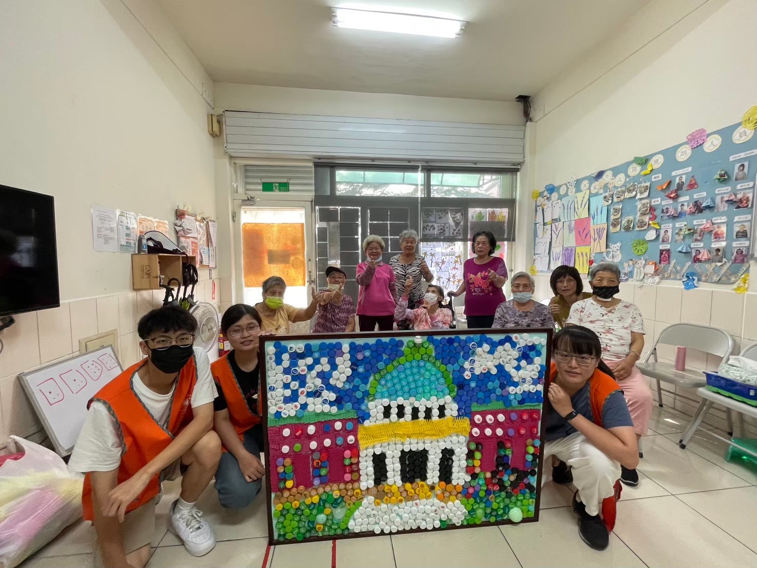 圖說:護理學系學生創意發想利用廢棄瓶蓋帶領北柳藝站長輩完成「藝塑永續」藝術輔療作品
