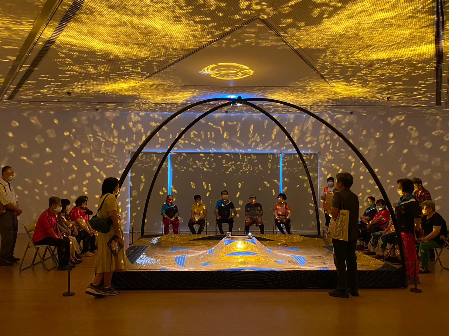 圖說:霧峰北柳據點長輩進入亞洲大學現代美術館進行團體藝文觀展。