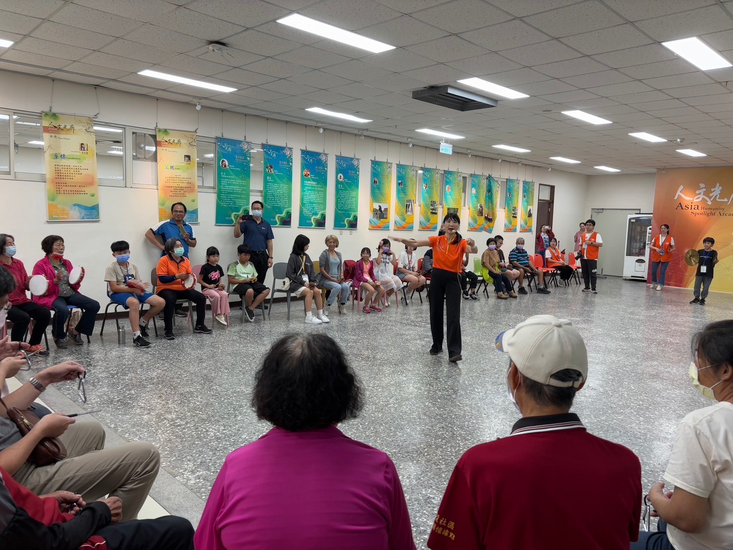 圖說:在加賀谷宮本式音樂照顧陳淑卿老師的帶領下,幼青銀三代手持樂器,共同合奏世紀名曲。